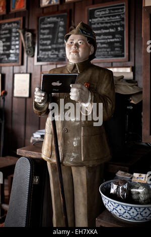 MAO TSE Tung Zedong apparentemente usando un iPad Foto Stock