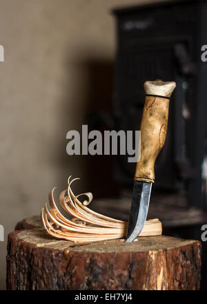 Un tradizionale coltello finlandese (puukko) e una piuma stick. Foto Stock