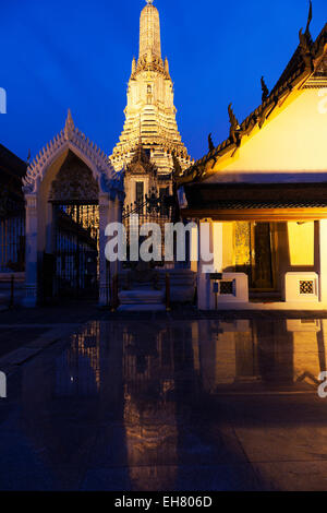 Wat Arun tempio buddista a Bangkok, in Thailandia Foto Stock