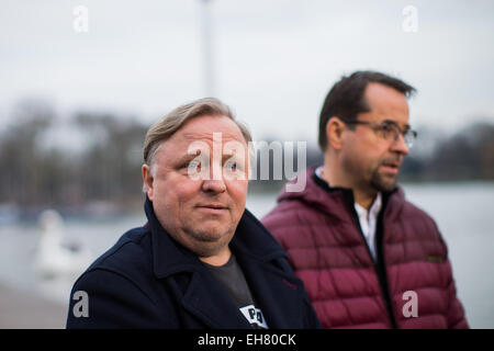 Muenster, Germania. 06 Mar, 2015. Attori Jan Josef Liefers (R) e Axel Prahl visto presso il lago Aasee durante le riprese della puntata "chwanensee' (lit. Swan Lake) del crimine tedesco serie 'Tatort' impostato in Muenster, Germania, 06 marzo 2015. Foto: Rolf Vennenbernd/dpa/Alamy Live News Foto Stock