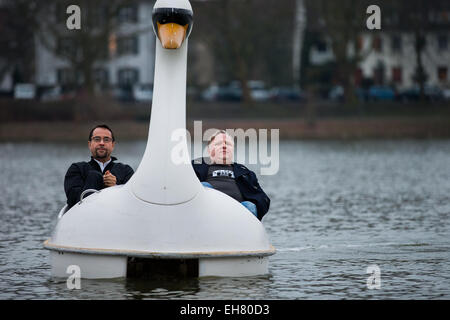 Muenster, Germania. 06 Mar, 2015. Attori tedeschi Jan Josef Liefers (L) e Axel Prahl prendere un giro su di un cigno-conformata in pedalò sul lago Aasee durante le riprese della puntata "chwanensee' (lit. Swan Lake) del crimine tedesco serie 'Tatort' impostato in Muenster, Germania, 06 marzo 2015. Foto: Rolf Vennenbernd/dpa/Alamy Live News Foto Stock