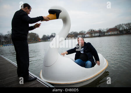 Muenster, Germania. 06 Mar, 2015. Attori tedeschi Jan Josef Liefers (L) e Axel Prahl salire in un cigno-conformata in pedalò sul lago Aasee durante le riprese della puntata "chwanensee' (lit. Swan Lake) del crimine tedesco serie 'Tatort' impostato in Muenster, Germania, 06 marzo 2015. Foto: Rolf Vennenbernd/dpa/Alamy Live News Foto Stock