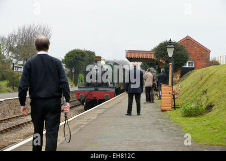 Odney Manor treno a vapore arriva a Blue Anchor ovest della stazione ferroviaria di Somerset Foto Stock