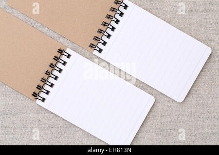 Spirale vuota del notebook su sfondo bianco Foto Stock