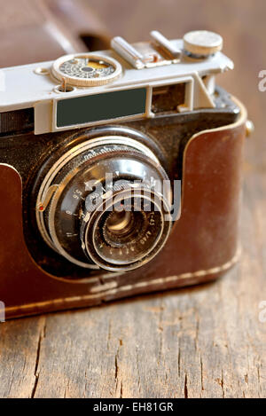 Vecchia telecamera cinematografica su sfondo di legno Foto Stock