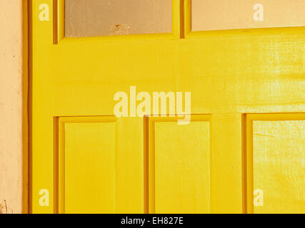 Il giallo di legno verniciato beach hut porta St Ives Cornwall Inghilterra Europa Foto Stock