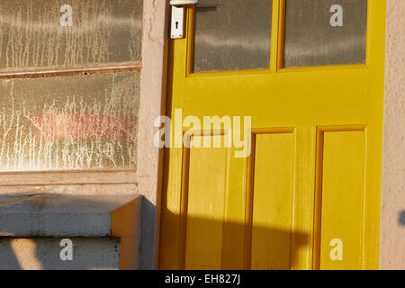 Giallo beach hut in inverno la luce del sole con condensazione St Ives Cornwall Inghilterra Europa Foto Stock