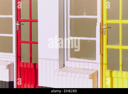 Rosso e giallo beach hut porte Porthgwidden Beach St Ives Cornwall Inghilterra Europa Foto Stock