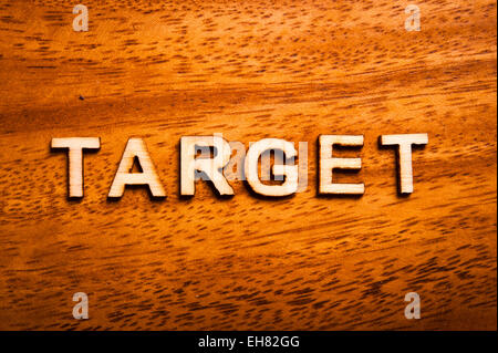 Target di parola scritta con lettere in legno Foto Stock
