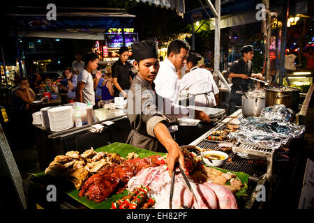 Stallo alimentare presso il pub Street, Siem Reap, Cambogia, Indocina, Asia sud-orientale, Asia Foto Stock