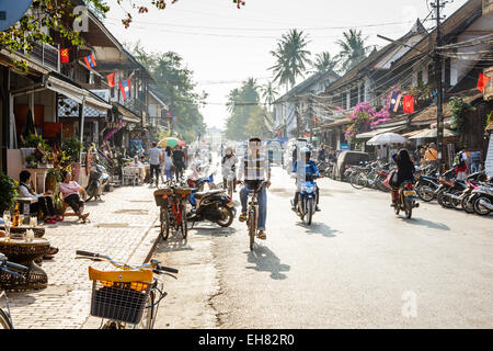 I negozi e i ristoranti sulla strada principale, Sisavangvong Road, Luang Prabang, Laos, Indocina, Asia sud-orientale, Asia Foto Stock