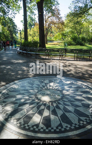 Strawberry Fields Memorial, immaginare il mosaico in memoria di ex Beatle John Lennon, Central Park, Manhattan, New York City, Stati Uniti d'America Foto Stock