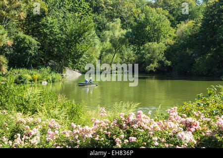 Gite in barca sul lago, Central Park, Manhattan, New York, New York, Stati Uniti d'America, America del Nord Foto Stock