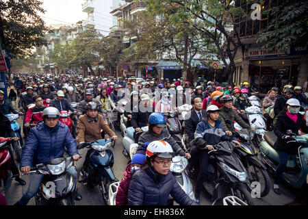 Il traffico intenso nel vecchio quartiere, Hanoi, Vietnam, Indocina, Asia sud-orientale, Asia Foto Stock