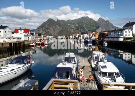 Henningsvaer village, Isole Lofoten artico, Norvegia, Scandinavia, Europa Foto Stock