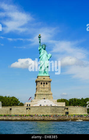 La Statua della Libertà e il Liberty Island, New York, New York, Stati Uniti d'America, America del Nord Foto Stock