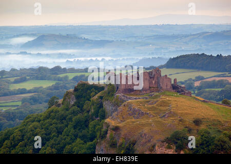 Carreg Cennen Castello, vicino a Llandeilo, Parco Nazionale di Brecon Beacons, Carmarthenshire, Wales, Regno Unito, Europa Foto Stock