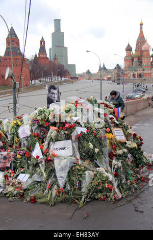 Un ritratto di assassinati opposizione russa veterano leader Boris Nemtsov sopra fiori attribuita in sua memoria presso il sito della sua uccisione nel centro di Mosca, Russia, 07 marzo 2015. Boris Nemtsov è stato ucciso nella tarda serata del 27 febbraio mentre si cammina sulla Bolshoy Kammeny ponte presso il Cremlino. Foto: Giulio Koerbel/dpa Foto Stock