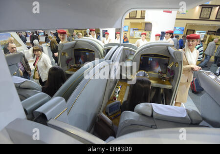 Berlino, Germania. 07Th Mar, 2015. La gente visita il stand fieristico di Emirates Airlines durante l'ITB fiera internazionale del turismo a Berlino, Germania, 07 marzo 2015. La Fiera Internazionale del Turismo ITB è aperta al pubblico fino al 08 marzo 2015. Foto: Rainer Jensen/dpa/Alamy Live News Foto Stock