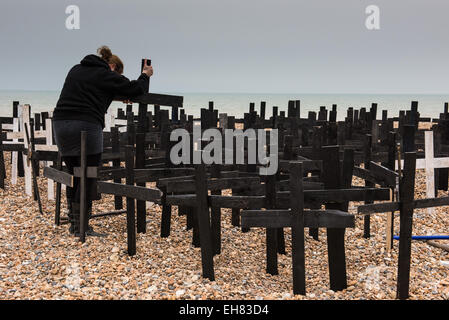 Brighton, East Sussex, Regno Unito. 8 Marzo, 2015. Le croci sono piantati nella ghiaia sulla spiaggia di Brighton a forma di Orca e il suo vitello per commemorare tutti i cetacei che sono morti in prigionia come WhaleFest arriva a Brighton. Credito: Julia Claxton/Alamy Live News Foto Stock