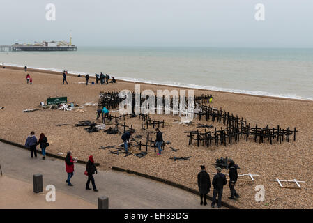 Brighton, East Sussex, Regno Unito. 8 Marzo, 2015. Le croci sono piantati nella ghiaia sulla spiaggia di Brighton a forma di Orca e il suo vitello per commemorare tutti i cetacei che sono morti in prigionia come WhaleFest arriva a Brighton. Credito: Julia Claxton/Alamy Live News Foto Stock