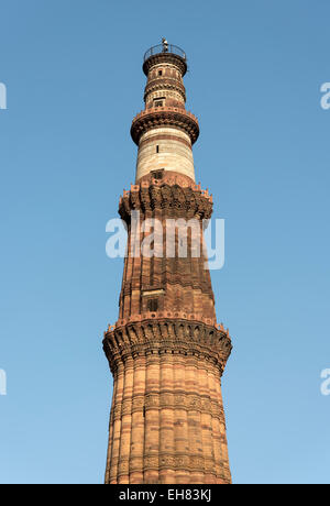 A basso angolo di vista di Qutb Minar, Delhi, India Foto Stock