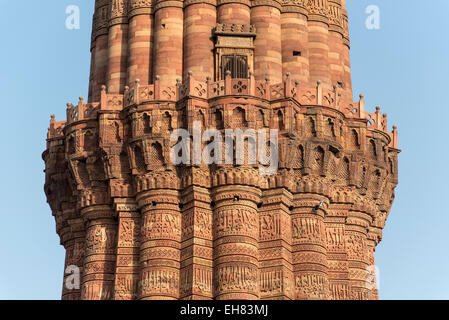 Close-up del balcone di Qutb Minar, Delhi, India Foto Stock