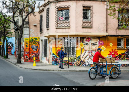 Coperto di graffiti parete in Barrio Yungay quartiere, Santiago del Cile, Sud America Foto Stock