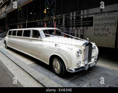 Luxury limousine stretch: una stirata Rolls Royce Phantom, utilizzato come un bianco auto nozze; limousine allungata; modificata la Rolls Royce Foto Stock