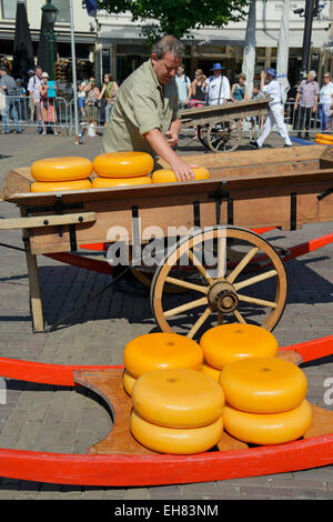 Caricamento di formaggio da una slitta di legno su un tradizionale carrello di legno, Waagplein Square, Alkmaar, North Holland, Paesi Bassi Foto Stock