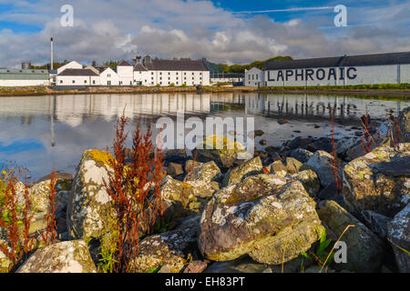 Laphroaig distilleria di whisky, Loch Laphroaig, Islay, Argyll and Bute, Scotland, Regno Unito, Europa Foto Stock