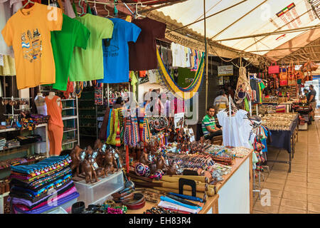 Artigianato e souvenir in vendita nel famoso Mercado Artesanias mercato coperto, popolare con i turisti, Masaya Nicaragua Foto Stock