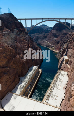 La diga di Hoover e il ponte del fiume Colorado, Nevada, Arizona, Stati Uniti d'America Foto Stock