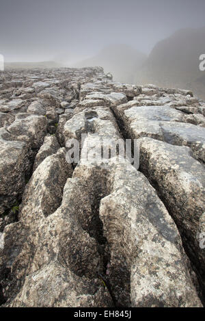 La nebbia/nebbia a Ing cicatrice pavimentazione di pietra calcarea sopra Watlowes Valle Secca, Malham, Malhamdale, Yorkshire Dales, North Yorkshire, Regno Unito Foto Stock