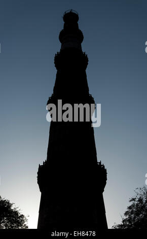 Silhouette di Qutb Minar al tramonto, Delhi, India Foto Stock