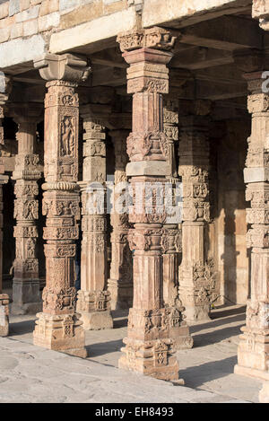 Colonne con intagli a Quwwat ul-Islam moschea, Qutb Minar complesso, Delhi, India Foto Stock