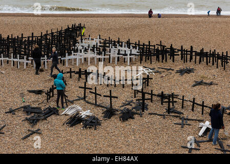 Brighton, East Sussex, Regno Unito. 8 Marzo, 2015. Le croci sono piantati nella ghiaia sulla spiaggia di Brighton a forma di Orca e il suo vitello per commemorare tutti i cetacei che sono morti in prigionia come WhaleFest arriva a Brighton. Credito: Julia Claxton/Alamy Live News Foto Stock