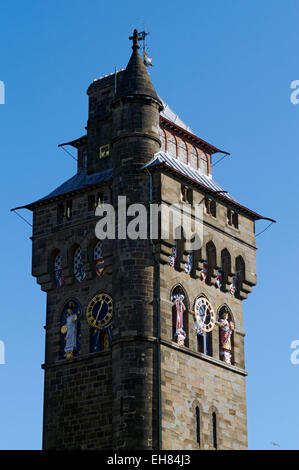 Orologio in stile vittoriano Torre progettata da William Burges, Castello di Cardiff, Galles. Foto Stock