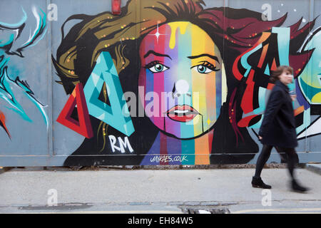 Grafitti art in Shorditch, Londra centrale, attualmente un posto di giovani hipster creatività. Foto Stock