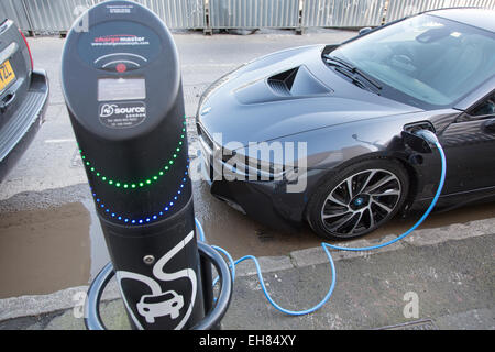 Auto elettrica punto di carica, Shoreditch, Londra. Foto Stock