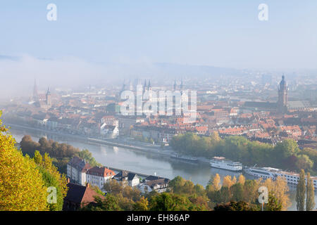 Vista sul fiume principale della città vecchia di Wurzburg in autunno, Franconia, Baviera, Germania, Europa Foto Stock