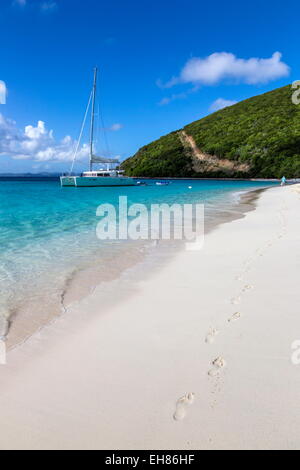 Orme nella sabbia bianca sul litorale con yacht, Bianco Bay, Jost Van Dyke, Isole Vergini Britanniche, West Indies, dei Caraibi Foto Stock