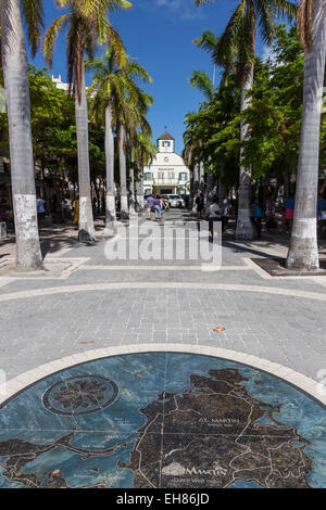 Vista lungo rivestito di palm avenue a courthouse con pavimentazione mappa dell'isola, Philipsburg, St Maarten (St. Martin), West Indies Foto Stock