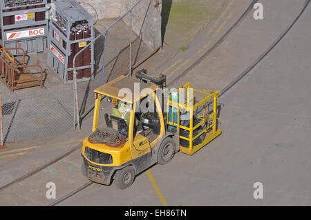 Un carrello elevatore a forche in cantiere di Falmouth Foto Stock