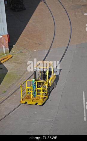 Un carrello elevatore a forche in cantiere di Falmouth Foto Stock