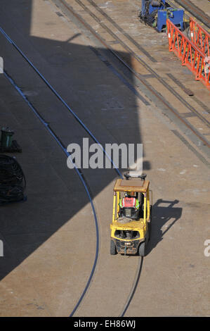 Un carrello elevatore a forche in cantiere di Falmouth Foto Stock