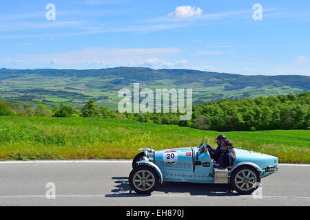 Bugatti T 35A, classic car essendo pilotati attraverso la campagna toscana, racing car racing, Mille Miglia 2014 Foto Stock