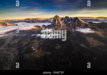 Sassopiatto (Sassopiatto), Sassolungo (Sassolungo), il gruppo di Rolle e la Val Gardena, Alto Adige, Dolomiti, Italia Foto Stock