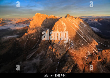 I profili inconfondibili del Sassopiatto e Sassolungo illuminato dalla luce calda del tramonto, Alto Adige, Dolomiti, Italia Foto Stock