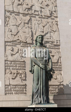 Porto, la statua che si trova nella parte anteriore del Palacio da Justiça, Palazzo di Giustizia Foto Stock